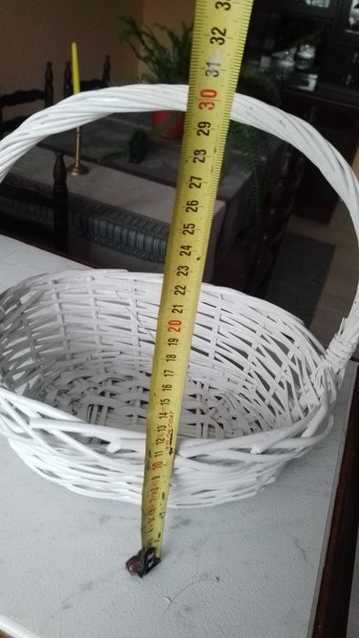 Бяла плетена кошница