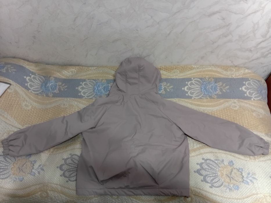 Продам женскую ветровку