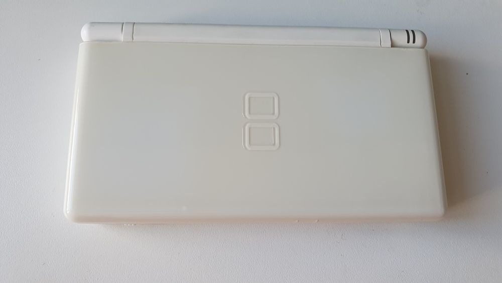 Nintendo DS Lite cu încărcător