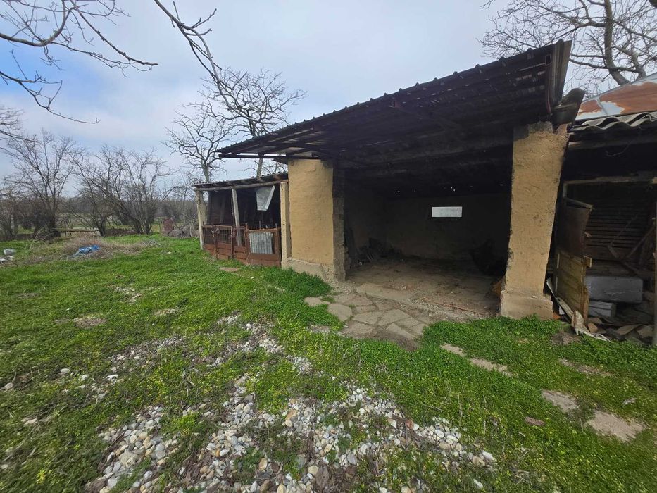 Vand casa din caramida cu 4 camere si garaj / Teren 900mp