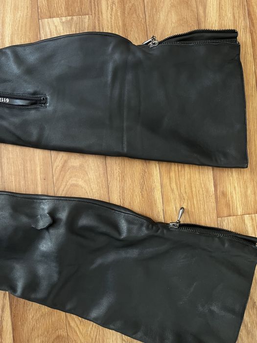 Каблуки ботфорды (до колен примерно)