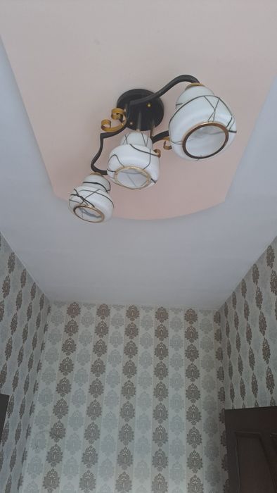 Люстра сотилади  ишлайди лампочкалари билан пульти и флешкаси билан