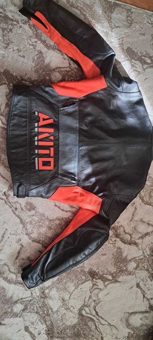 Чисто нов пистов костюм