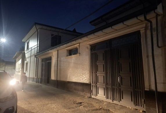 Komolon mahallada srochna uy sotiladi