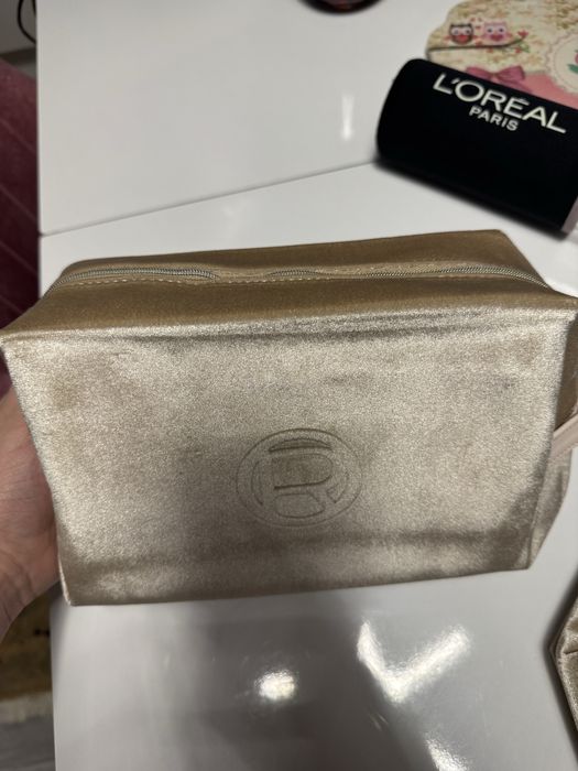 Козметичен несесер и бутилка Лореал