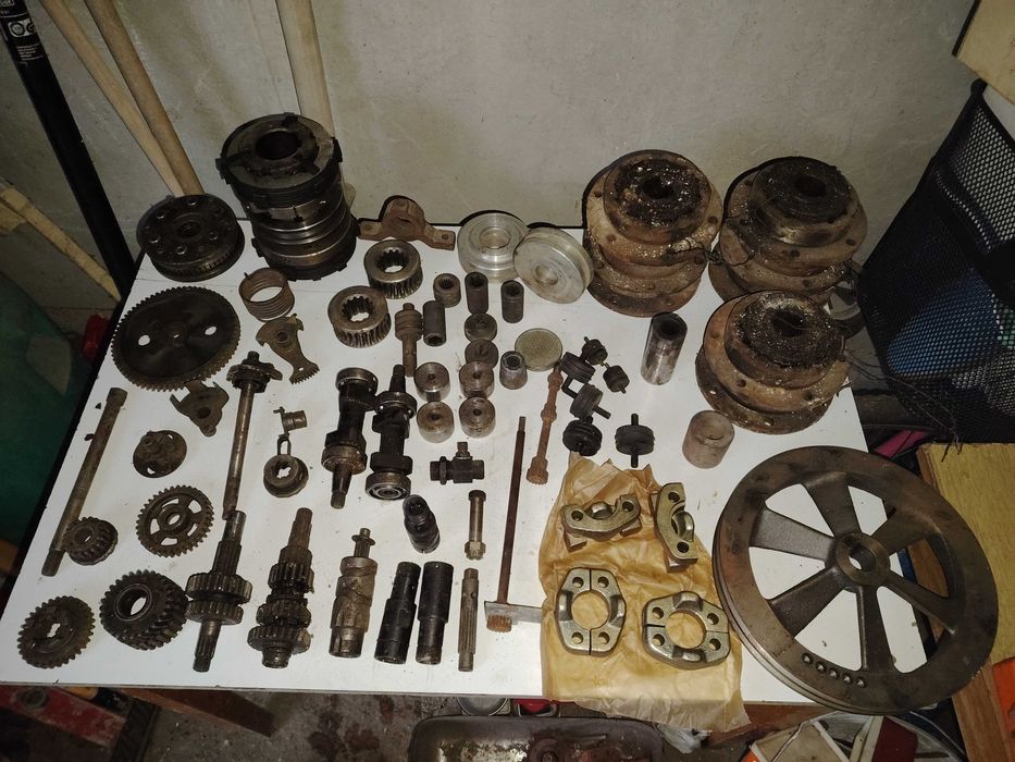 Продавам части за стари камиони и кон