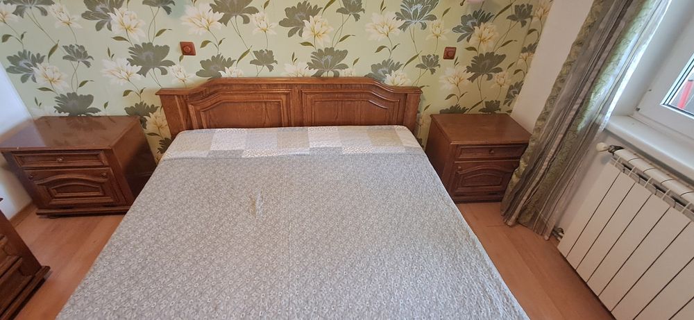 Mobilier lemn masiv in condiții foarte bune.
