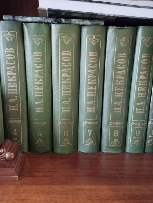 Книги в шикарных переплетах томами