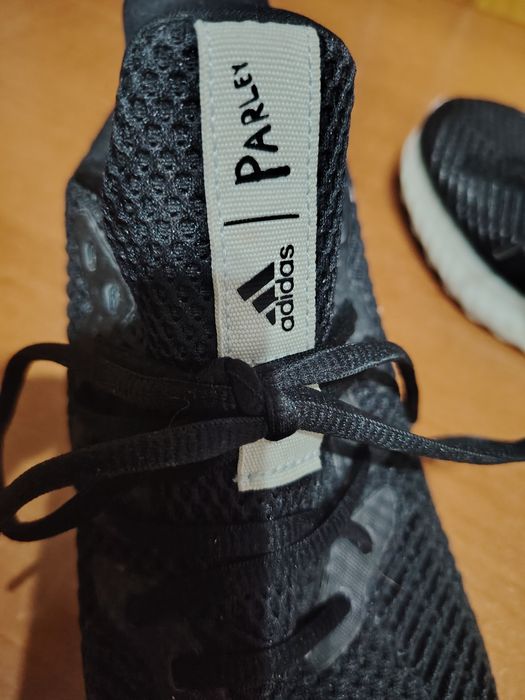 Vînd adidași alergare  Alphabosst Parley mărimea 40