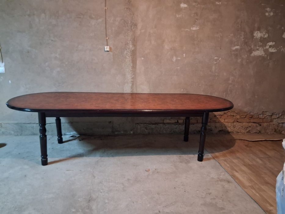 Большой обеденный стол