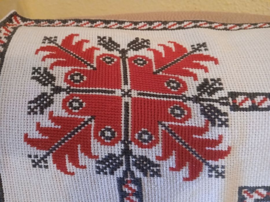 Fața de masă, cusută manual,motive nationale, 85× 70 cm