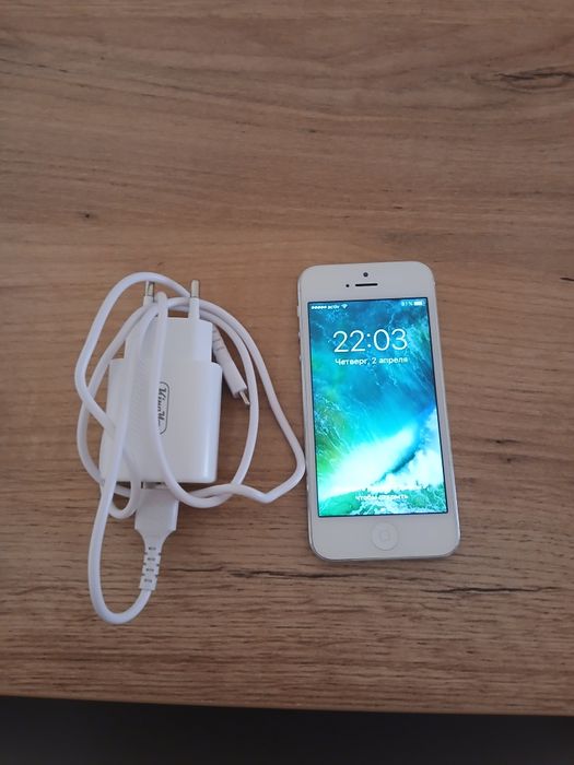 IPhone 5 белый с зарядкой
