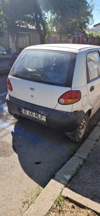 Vand Matiz Daewoo, cu factura,in circulatie. Este cu doua roti de rezerva si benzina in rezervor. Are 143.000 Km si usoare urme de rugina.
