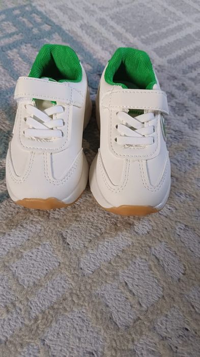 Продам детские кроссовки