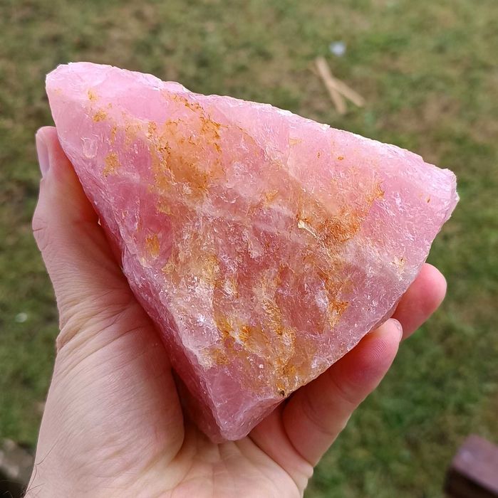 Розов кварц - полускъпоценен камък, необработен, естествен