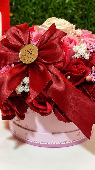 Aranjament premium cu  trandafiri de săpun în cutie – Cadou elegant