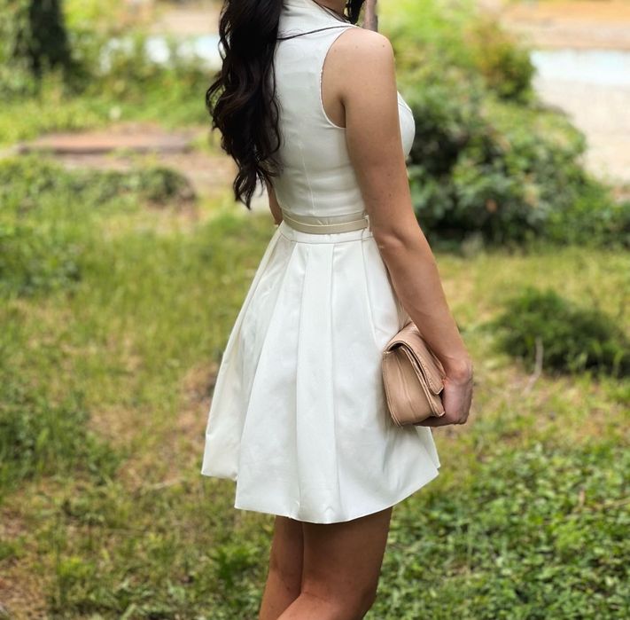 Бяла елегантна рокля