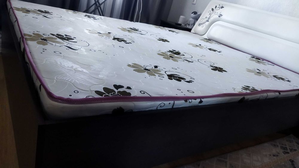 Кровать двух местная в отличном состоянии.