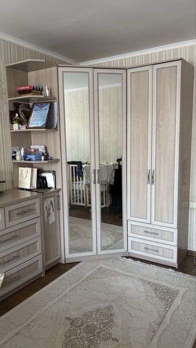 Продам угловой шкаф и комод