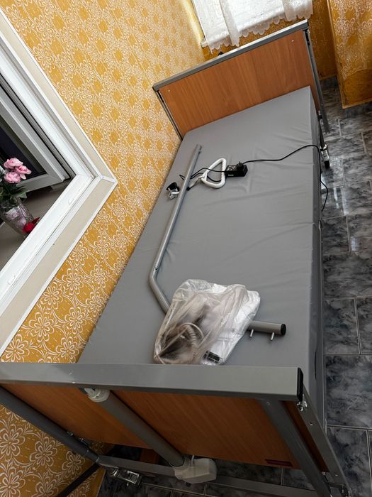 Vând pat medical , pentru persoane cu dezabilitati . Patul este electric