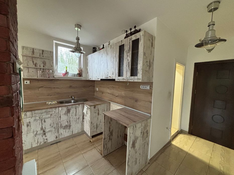 Самостоятелна къща с двор и гараж в Кюстендил