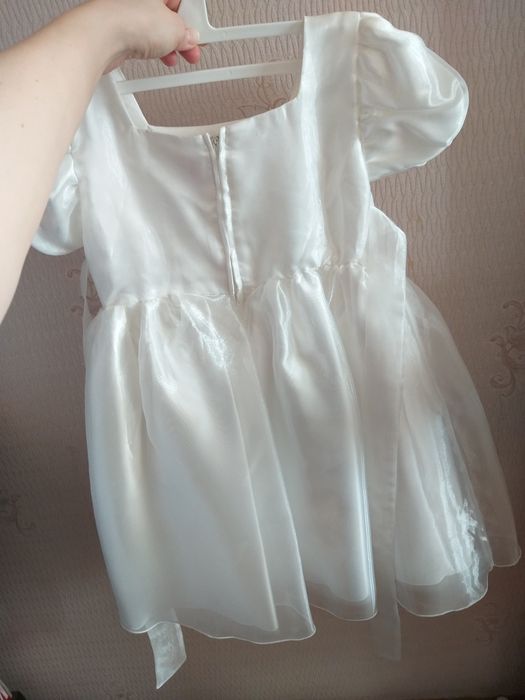 Продам нарядные платья.