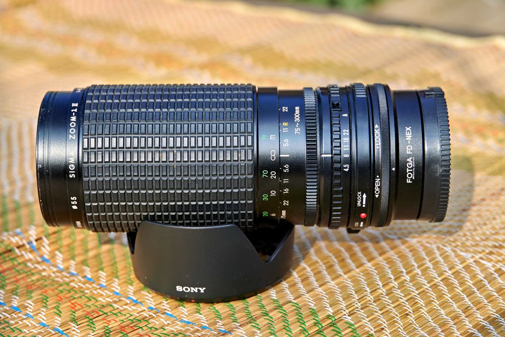 Obiectiv Sigma Zoom Lambda II 75-300mm f4.5-6.5, adaptat Sony E mount.