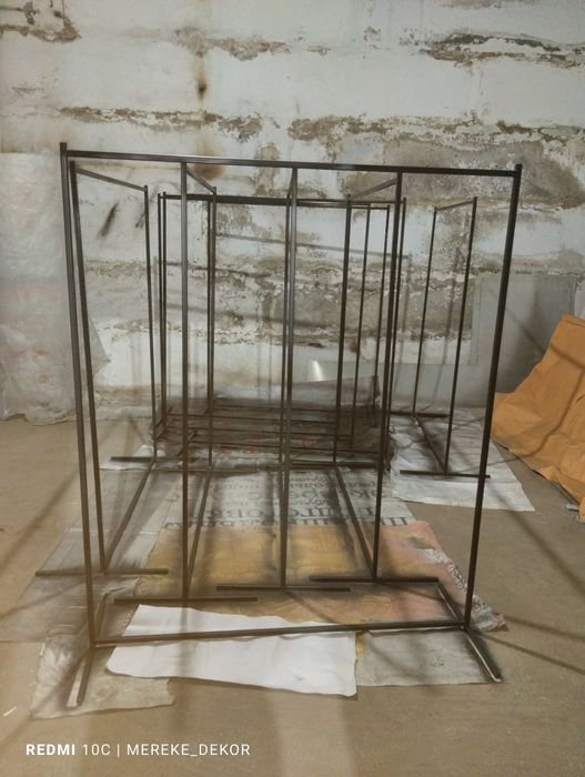 Стильная вешалка в ЛОФТ декоре.