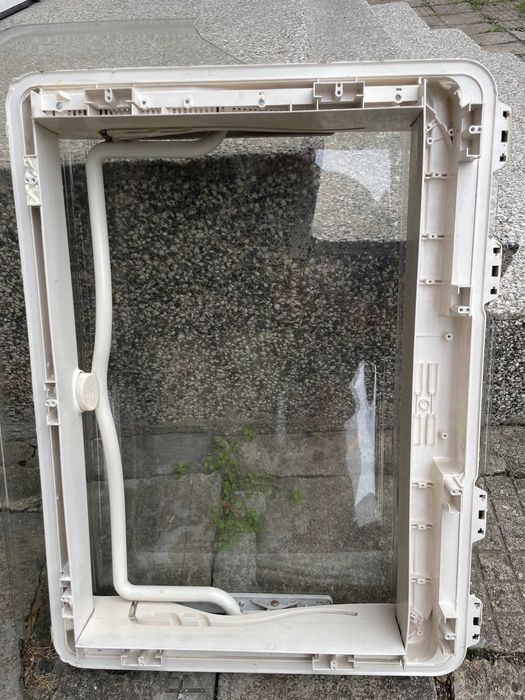 Продавам покривен люк DOMETIC Midi Heki