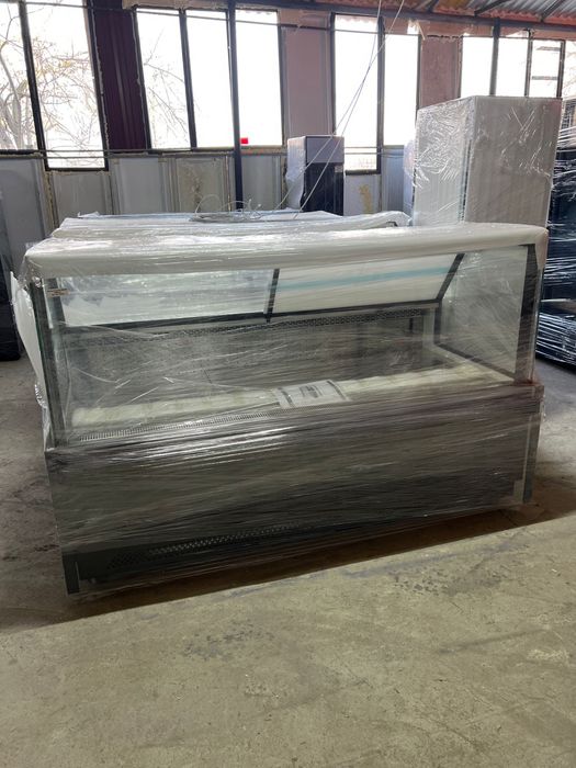 Vitrina frigorifica cu geam drept neagra pt carmangerie