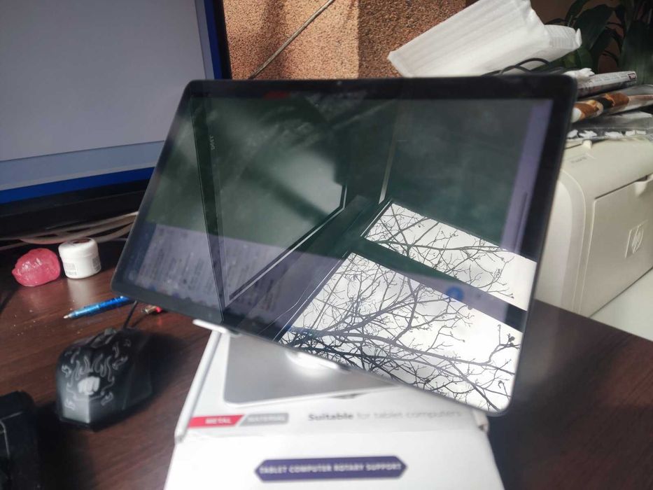 Метална стойка за телефон и таблет.