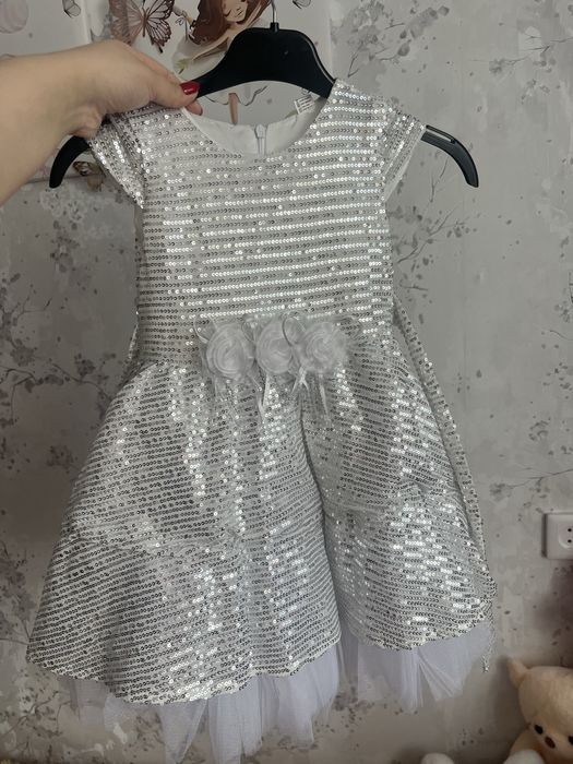 Продам платья на девочку 3-4 года