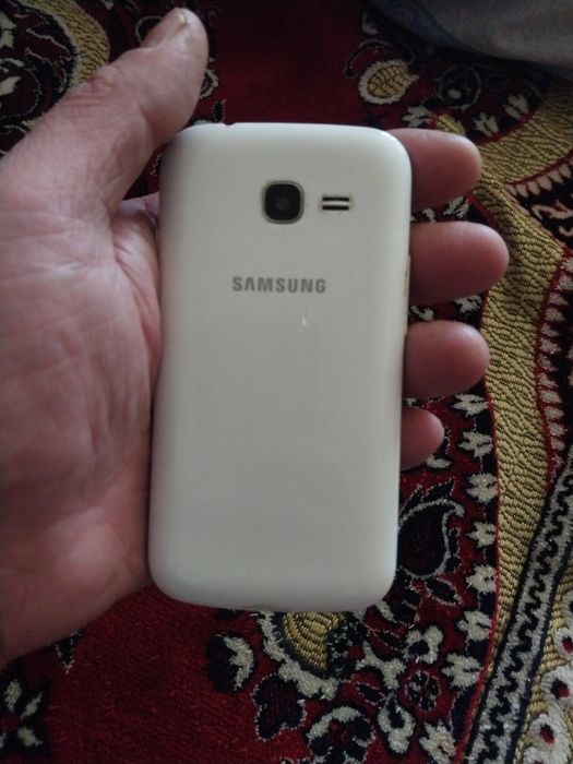 Продам простой телефон.