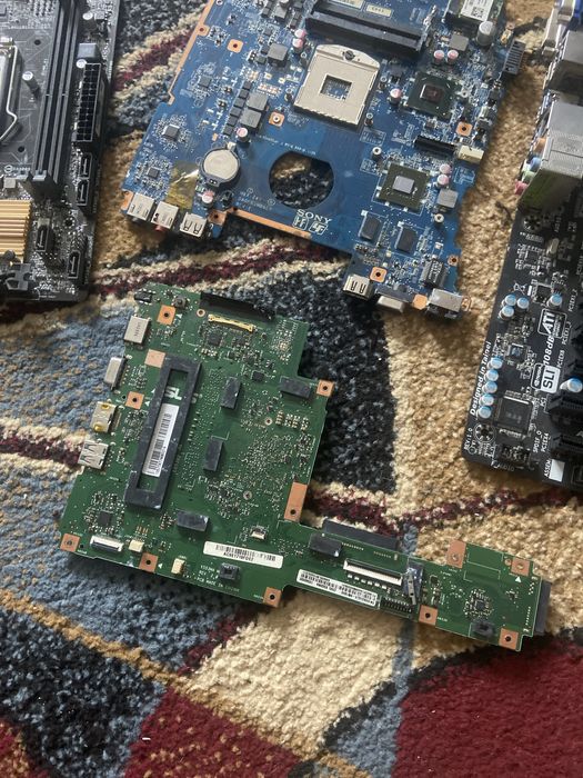 Vând placi de baza de leptop si de calculator defecte