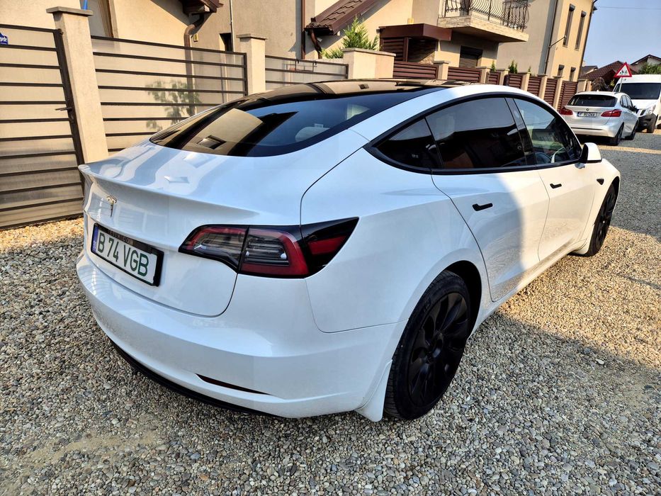 Vând Tesla model 3