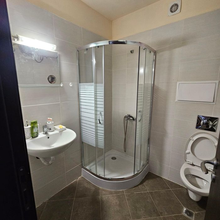 Обзаведен тристаен апартамент за продажба в жил. сграда  в Банско