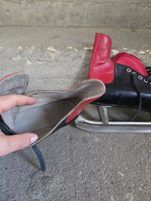 Стари ретро кожени кънки за лед