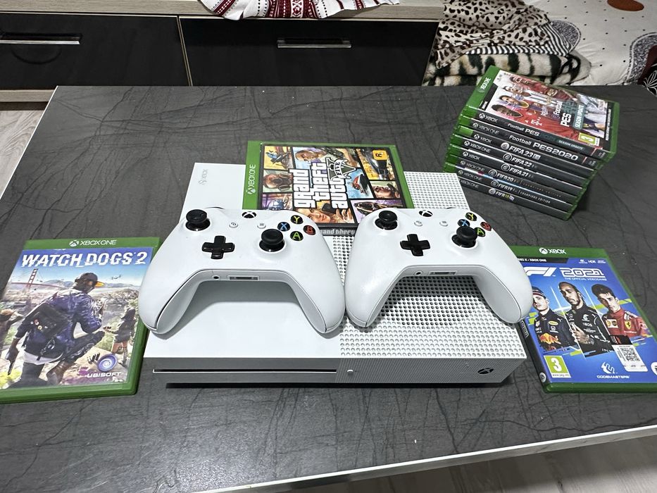 Xbox One S 1TB White 2 Manete si 13 jocuri.