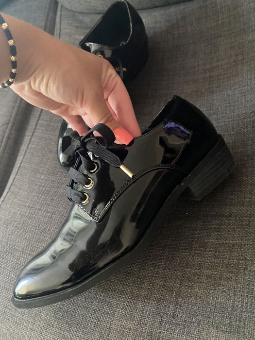 Черни лачени обувки