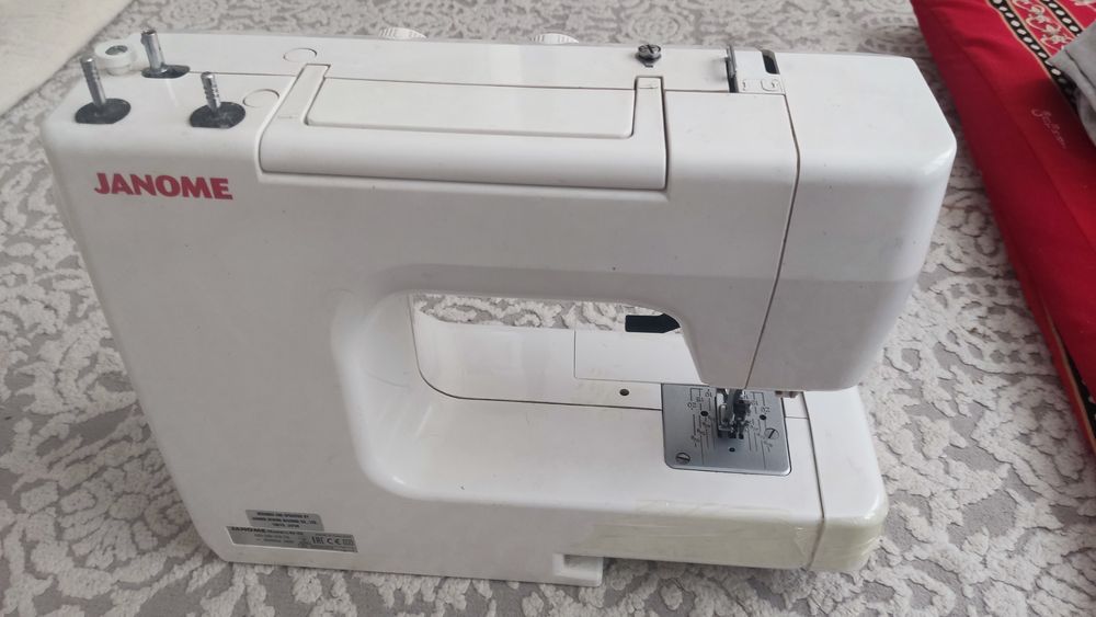 Швейная машина Janome