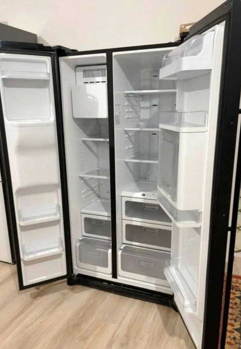 Продам холодильник зеркальный.