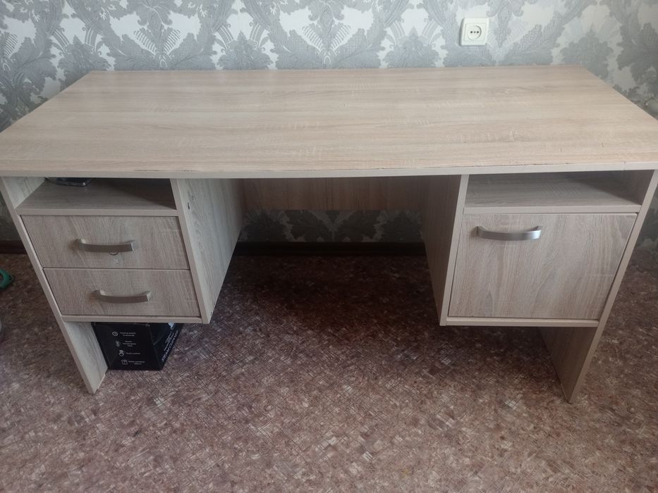 Офисная парта. В хорошем состояний