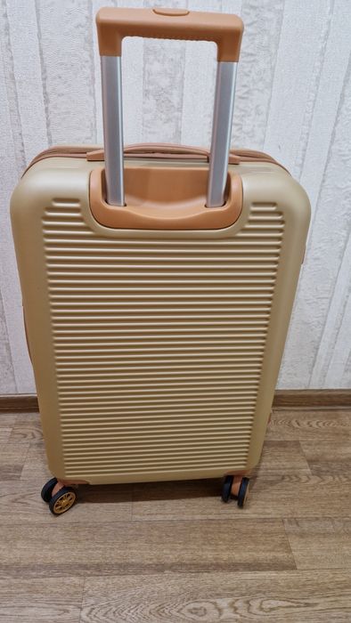 Продам чемодан (поликарбонат)