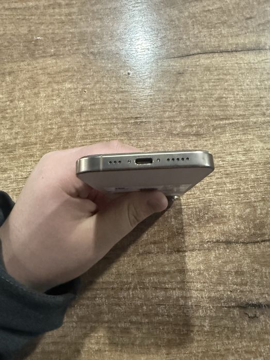 Iphone 16 pro karobkasi bor