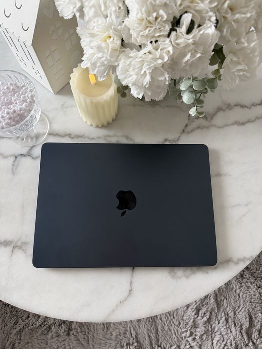 Vând MacBook Air 13.6” (model 2024)