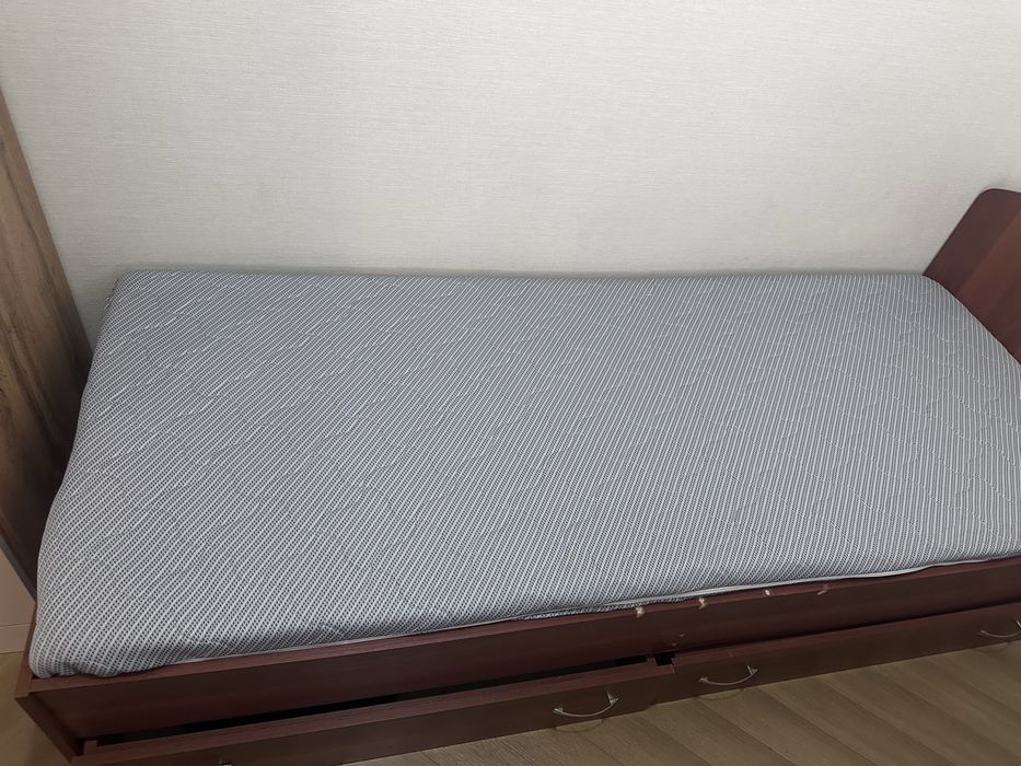 Продается кровать 2м*80см, с матрасом!