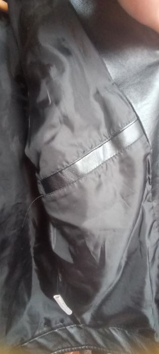 Черная кожаная куртка