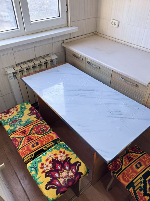 Стол с табуретками