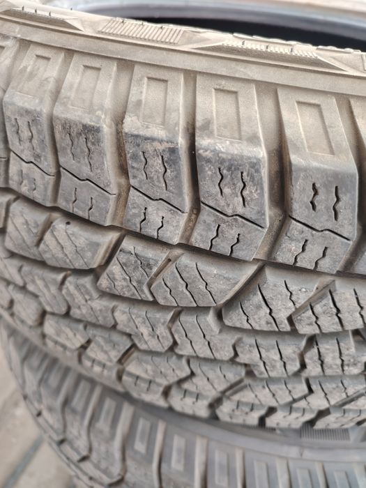 Шины 235/65 R17. Почти новые