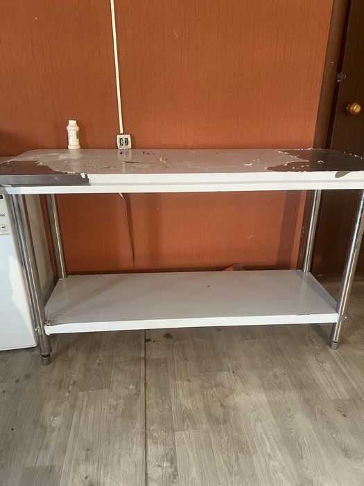 Газовой плита и металлический стеллаж для кухни